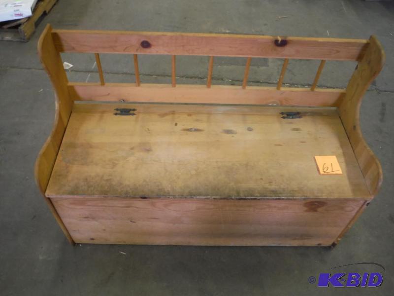 lot 61 image: Entry Way Hamper Bench