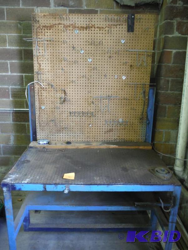 lot 75 image: Heavey Duty Steel Work Bench