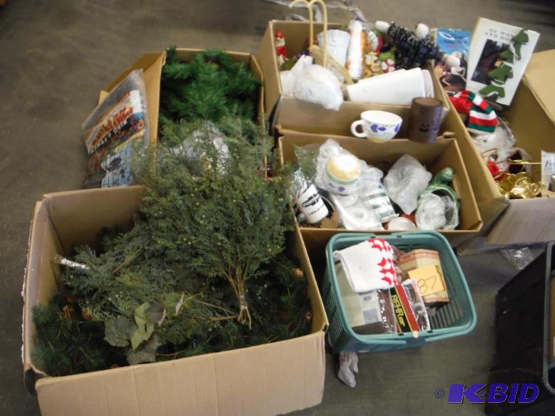 lot 87 image: Lot of Christmas stuff and Household Items