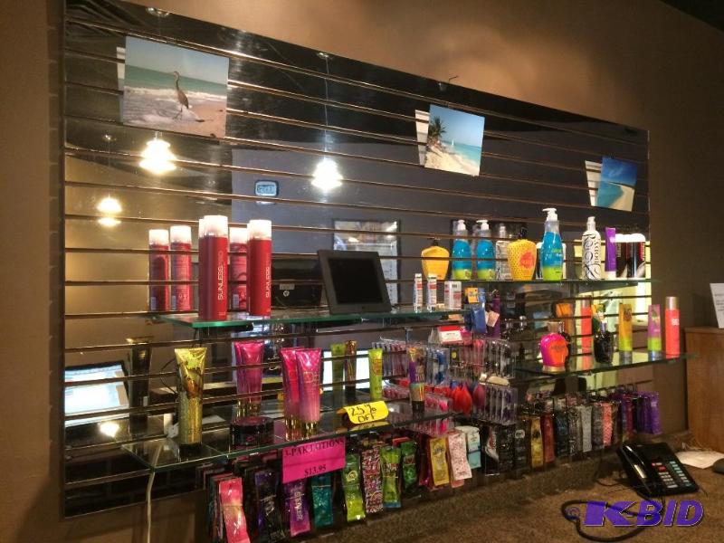 lot 14 image: Glass Shelves with wall mount and hooks
