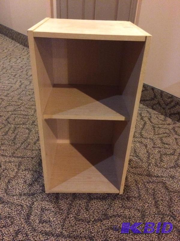 lot 3 image: 14 various wooden shelves