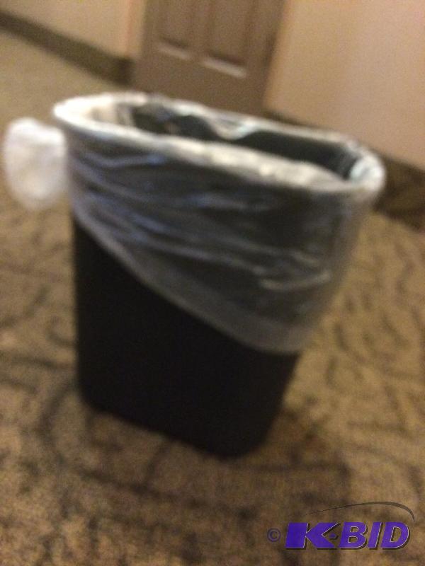 lot 6 image: 16 Small desk garbage cans