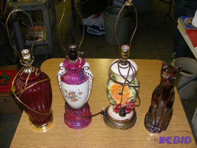 lot of 3 lamps and cat statue