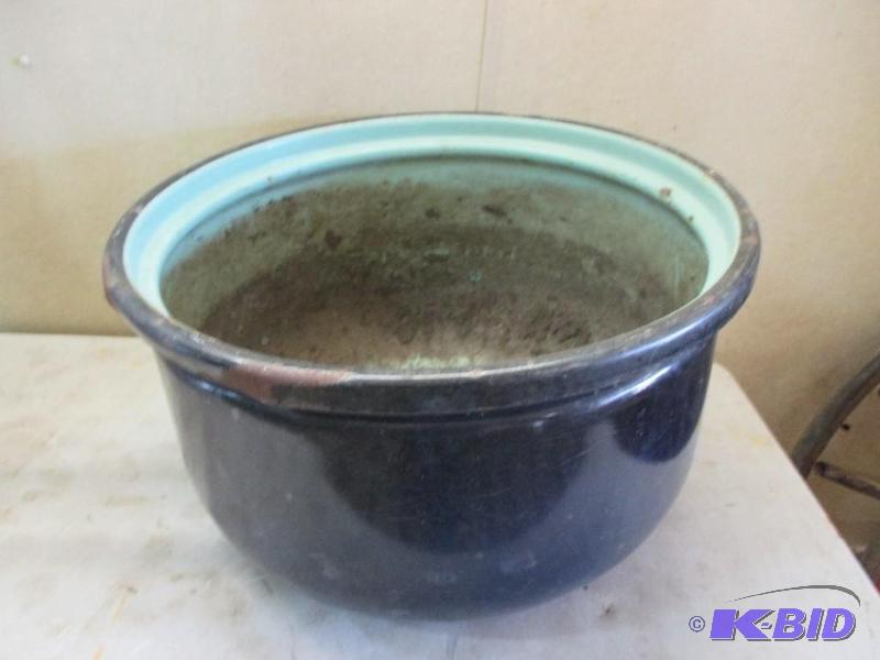 lot 117 image: Large planter...