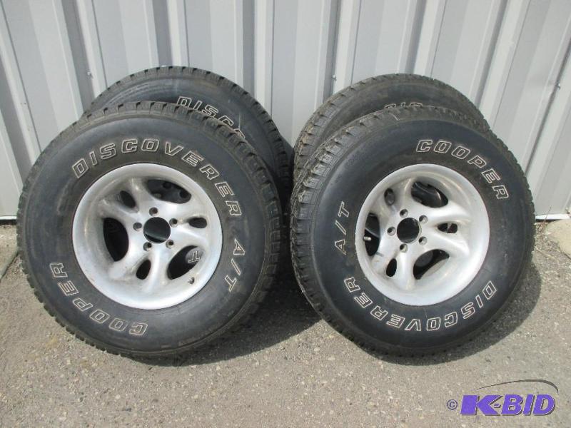 lot 144 image: tires and rims off 99 explorer, 26575R15 Coo...