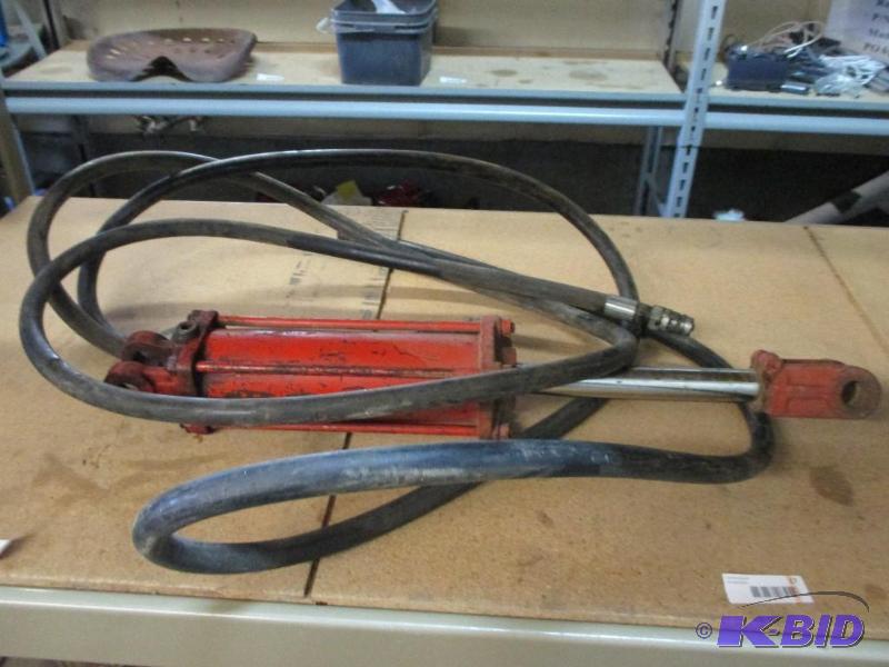 lot 15 image: Hydraulic ram, body is 11" long, 1 14&q...