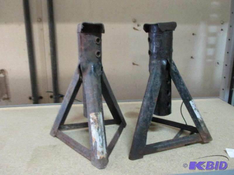lot 21 image: 2 jack stands...