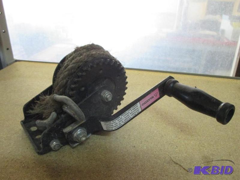 lot 23 image: Small winch...