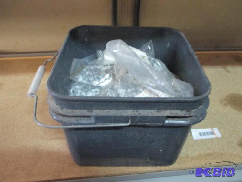 lot 24 image: Pail of sheet metal screws, new...