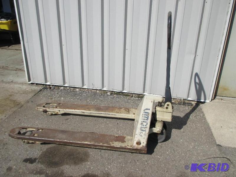 lot 30 image: Crown pallet jack...