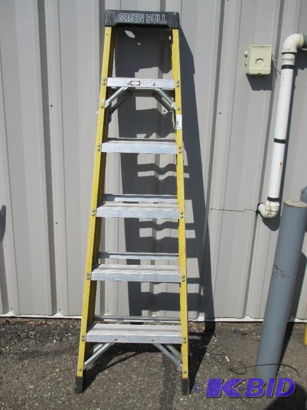 lot 32 image: Green Bull 6 step ladder...