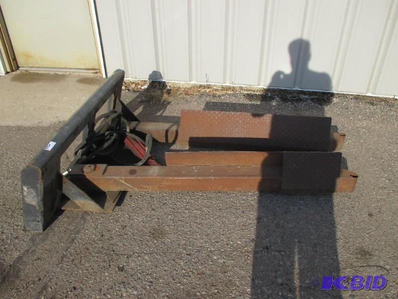 lot 4 image: Bobcat nursery jaws for moving trees or other...