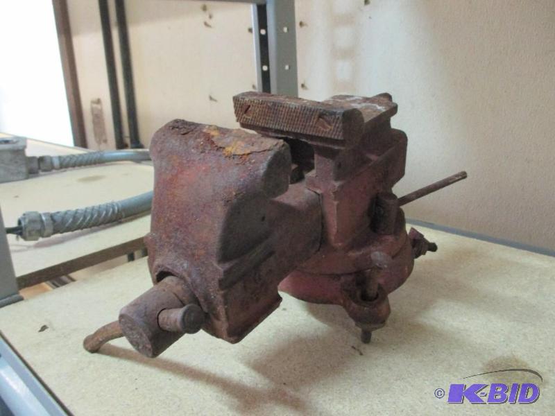 lot 44 image: vise...