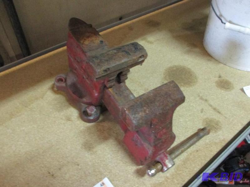lot 48 image: vise...