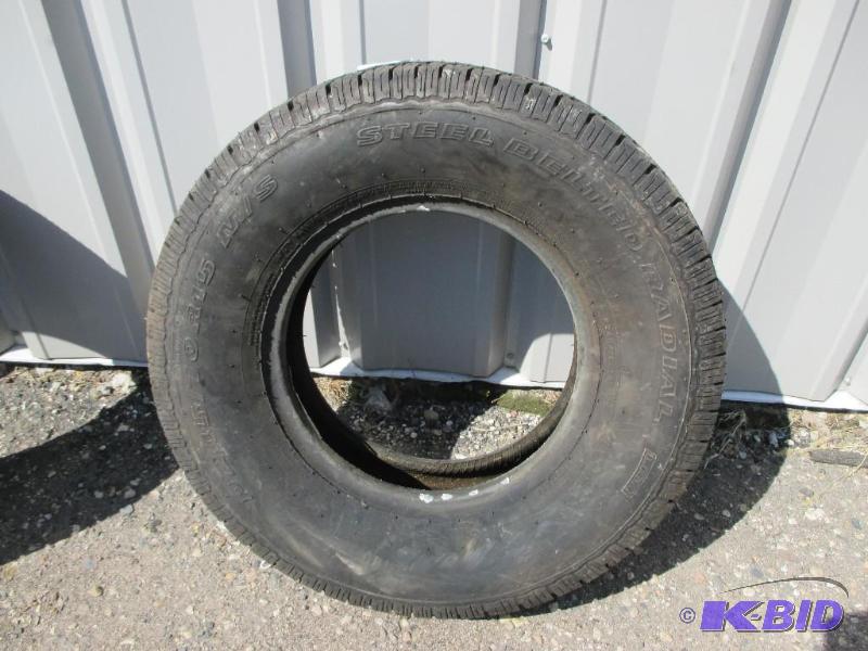 lot 54 image: 1 New Coop tire, 24570R15...
