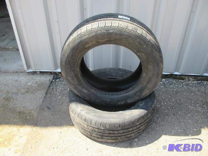 lot 71 image: 2 Kumho tires 21565R16 tires, 632 tread...