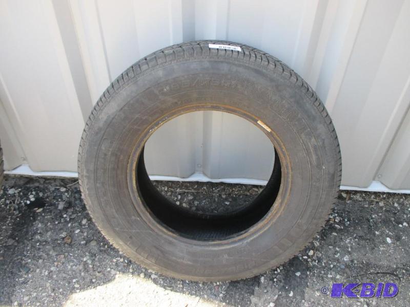 lot 74 image: Allseason tire 19575R14, 732 tread...