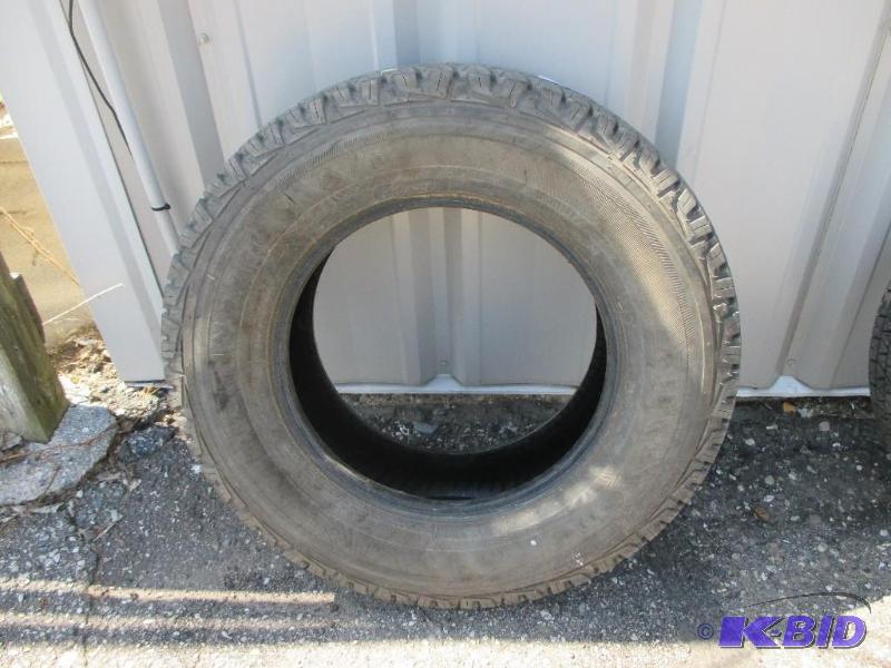 lot 75 image: Firestone tire 23570R16 tread...