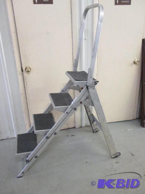 lot 9 image: Little Jumbo step ladder...