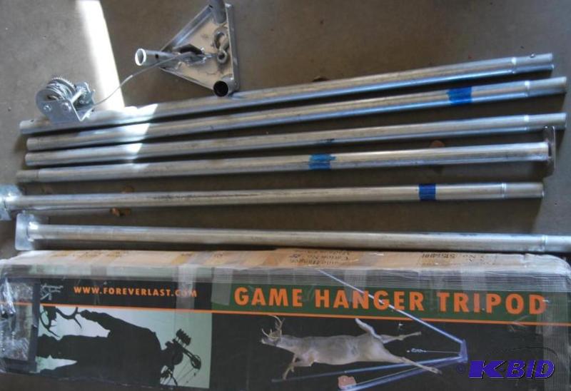 lot 20 image: Tripod Portable Game Hanger, 500lb weight cap...