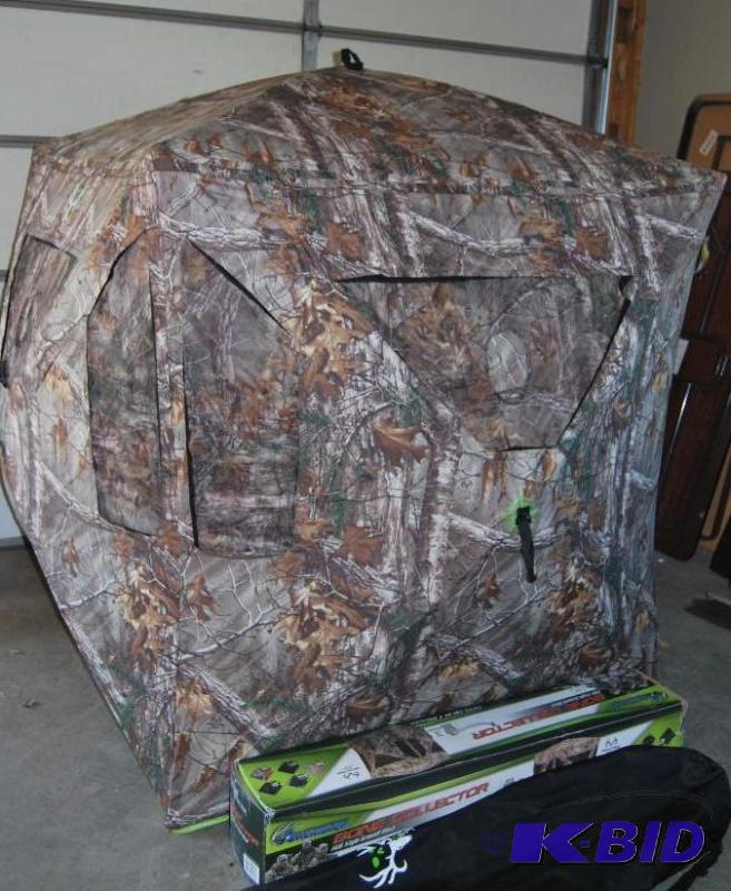 lot 37 image: Bone Collector 5 Hub Blind, rip stop durashel...