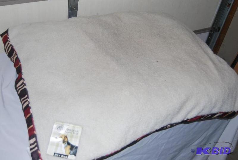 lot 72 image: AKC Jumbo Pet Bed, 33 x 40, washable cover, s...