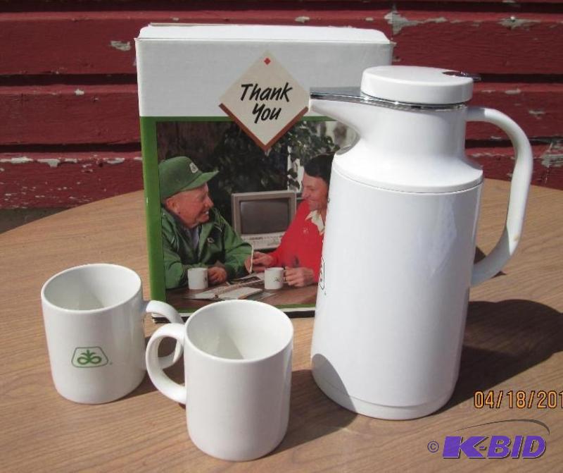 lot 13 image: Coffee At a touch thermal carafe with 2 mugs...