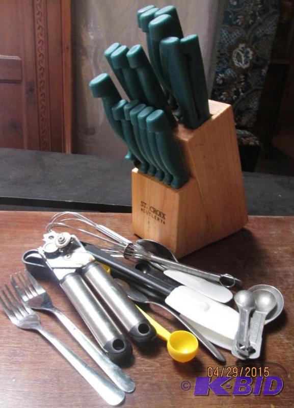 lot 183 image: St. Croix Cutlery knife block and miscellaneo...