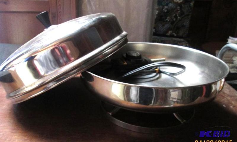 lot 198 image: Farberware electric skilletbuffet server. St...
