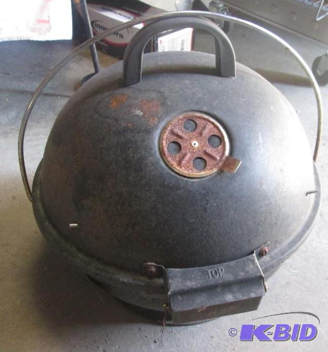 lot 199 image: Small kettle charcoal grill....