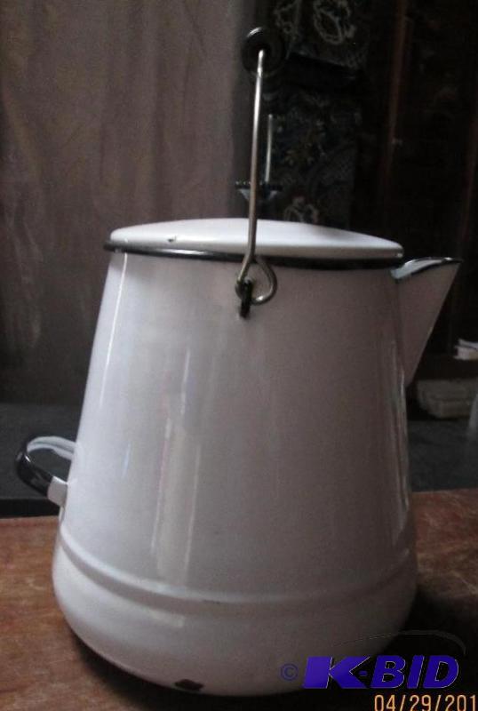lot 200 image: Vintage stovetop coffee pot. Great condition...