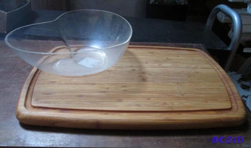 lot 207 image: Very nice solid wood cutting board with clear...