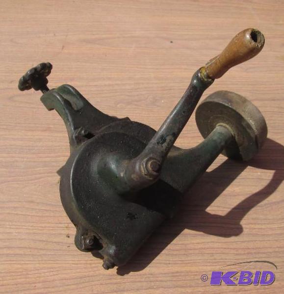 lot 3 image: hand opperatorater grinder...