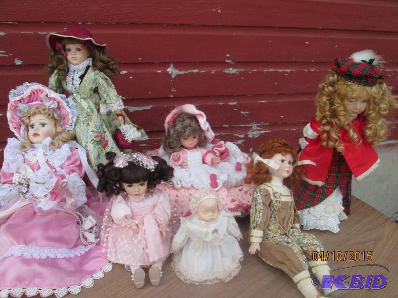 lot 30 image: seven colectable dolls...