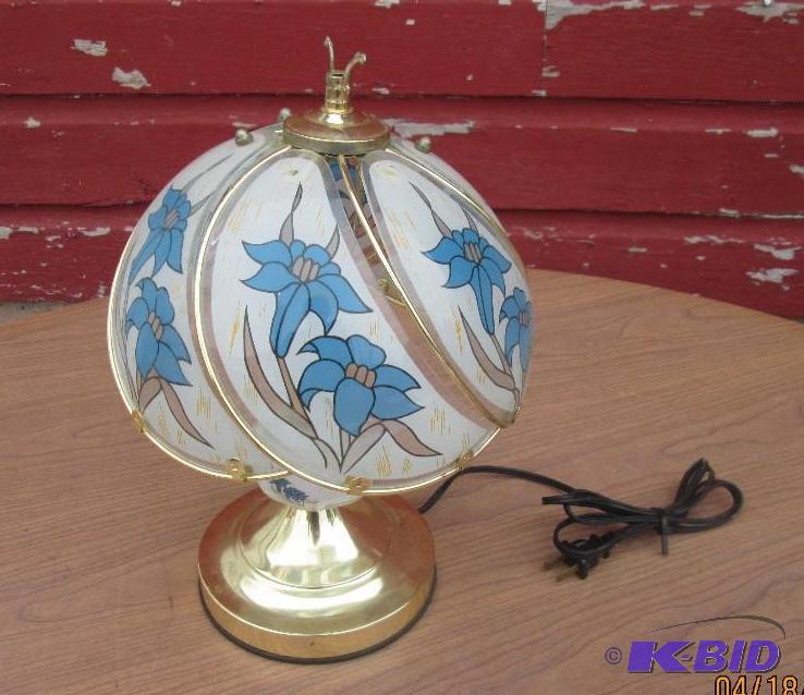 lot 40 image: small 14in lamp...