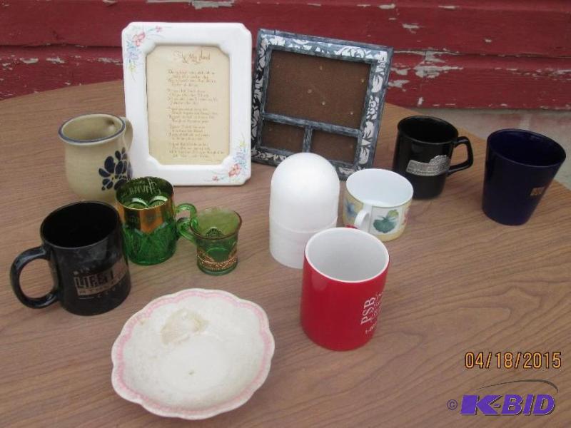 lot 56 image: mixed lot of household decor and kitchen supp...