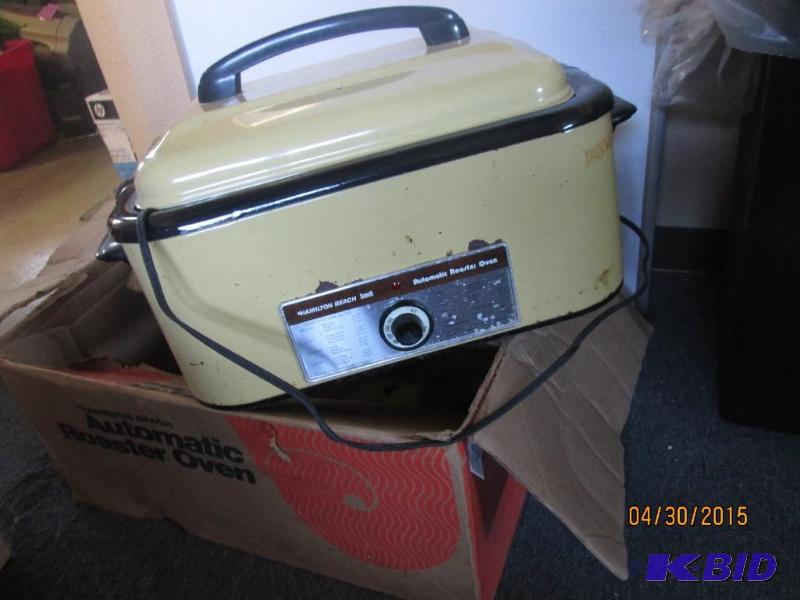 lot 73 image: Hamilton Beach roaster oven, very clean, come...