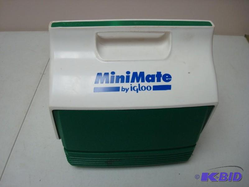 lot 8 image: Small Mini Mate Cooler...