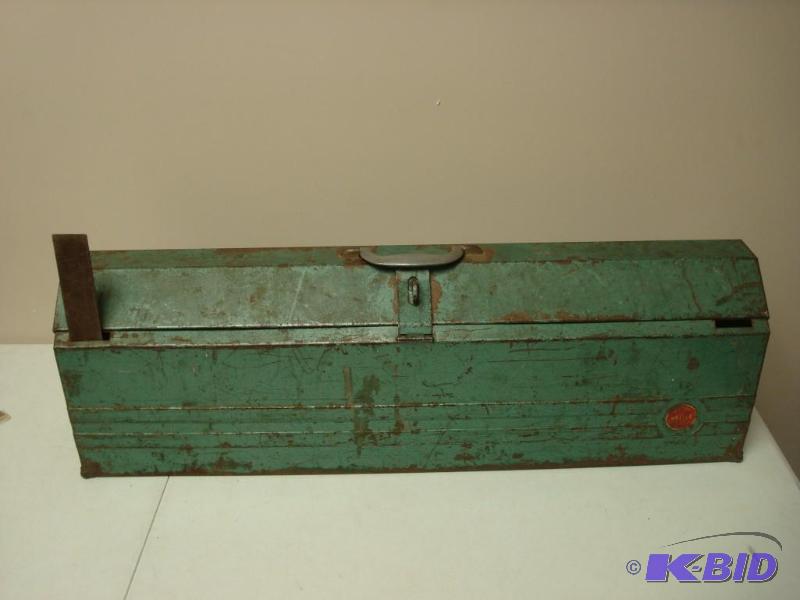 lot 9 image: Vintage Wards Master Carpente Large Tool Box,...