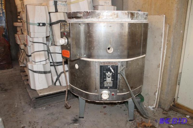 lot 002 image: Electric Kiln
