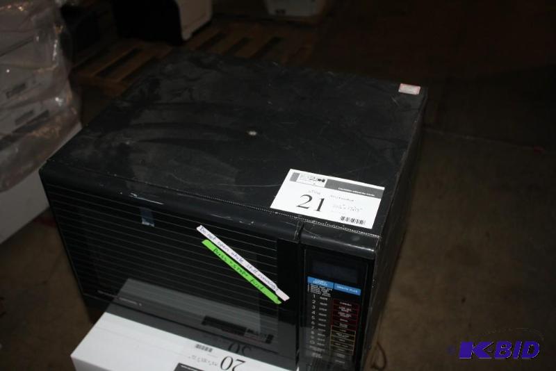 lot 21 image: Microwave 650W 20.5 x 17 x 13 Black.