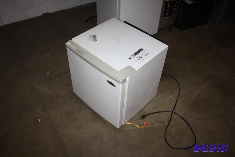 lot 24 image: Mini-Fridge White 19.5 x 20 x 20.