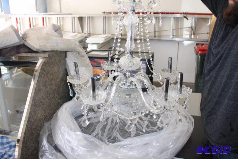 lot 32 image: Decorative Chandelier w6 Metal Light Bulb Fixtures.