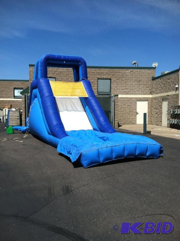 lot 4 image: Inflatable Waterslide