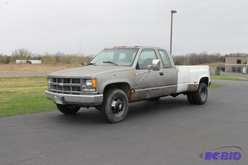 lot 7 image: Chevrolet Dually Pickup