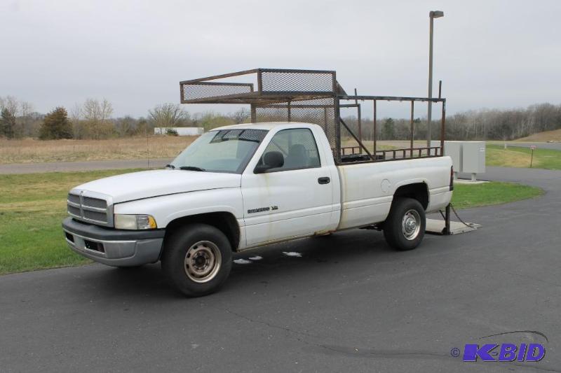 lot 8 image: 2000 Dodge Ram 2500 with Tommy Gate