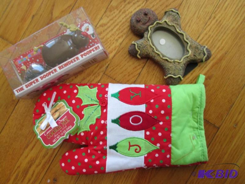 lot 126 image: Lot of new holiday theme items, Oven Mitt wit...