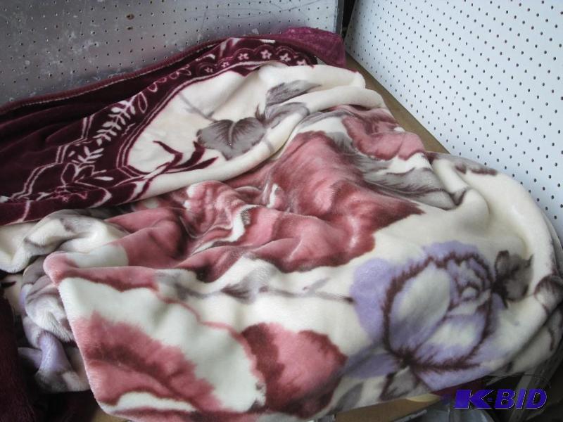 lot 15 image: Looks like new plush flowered blanket...