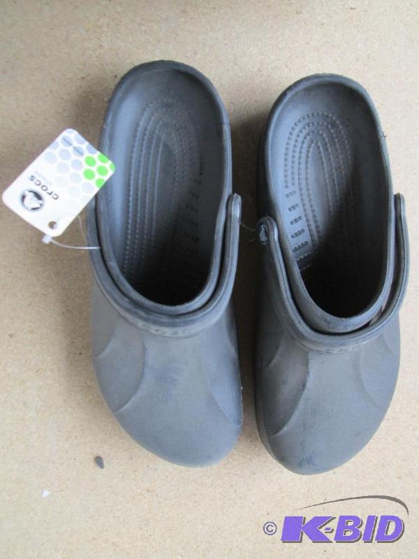 lot 29 image: Brand new pair of Crocs size 13 slip on shoes...