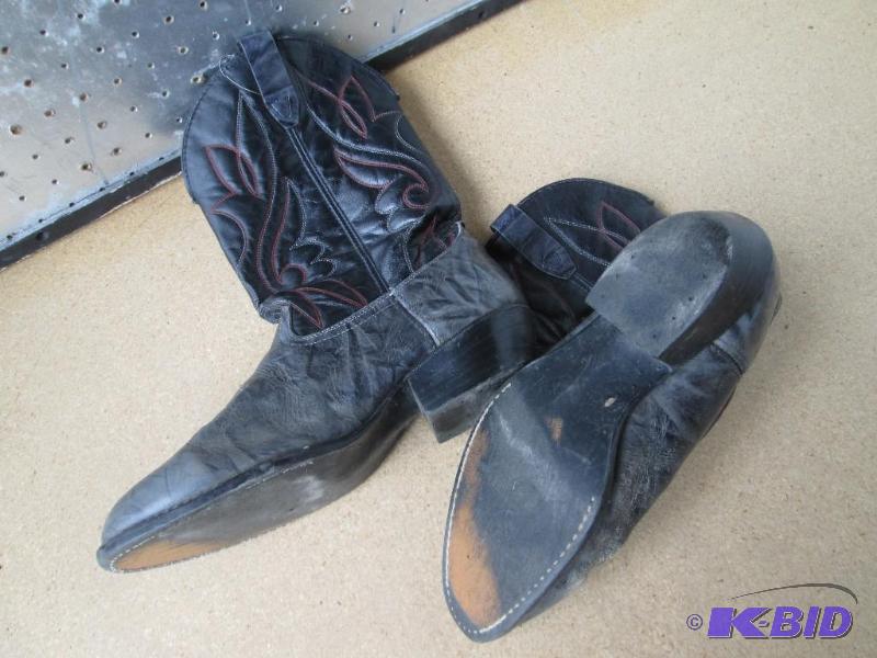 lot 31 image: Pair of used leather boots size 11...